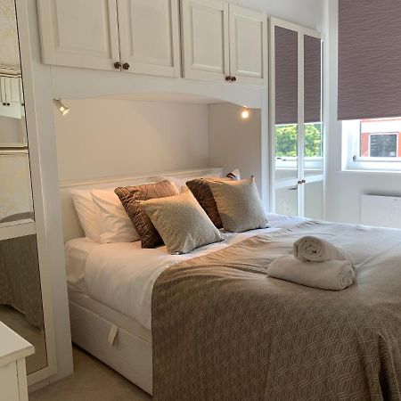 4 The Courtyard Central Windsor 2Br Extérieur photo