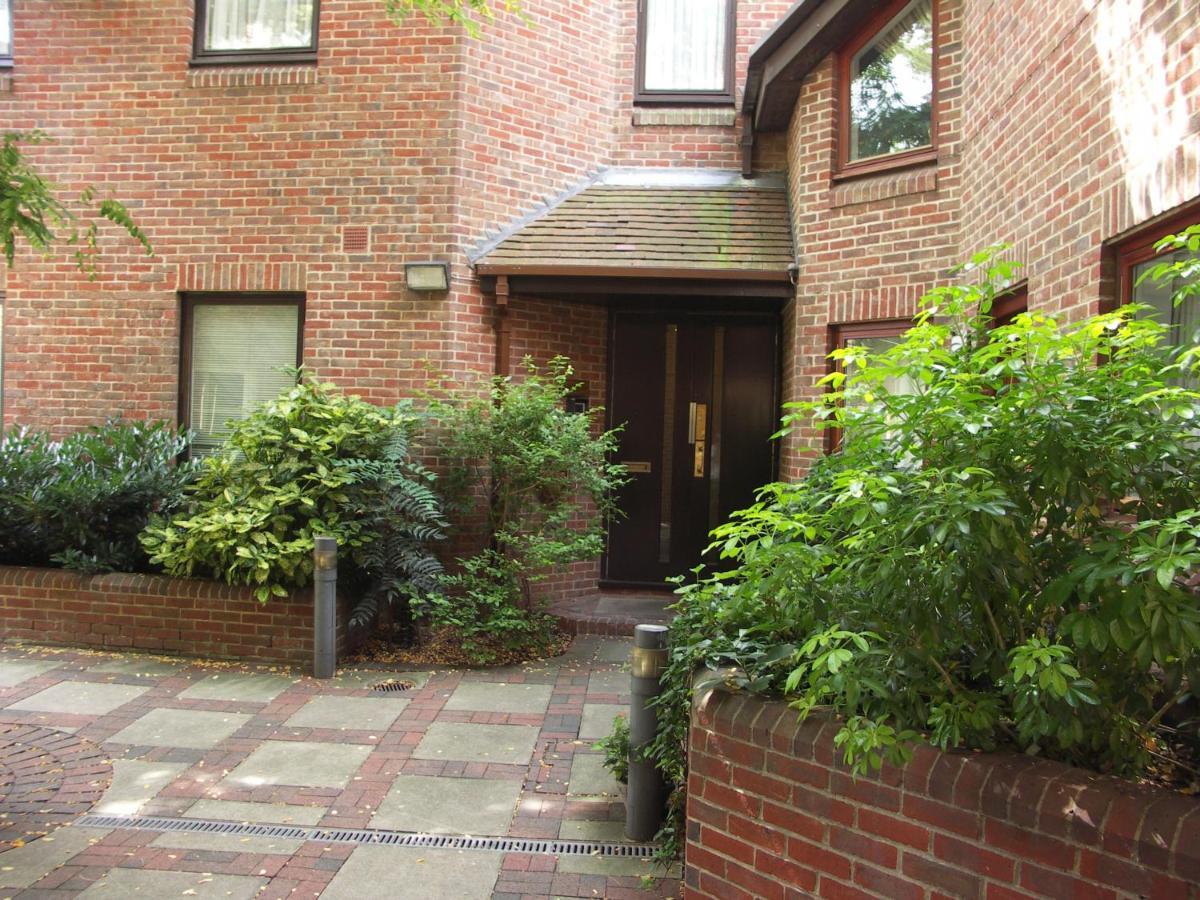 4 The Courtyard Central Windsor 2Br Extérieur photo